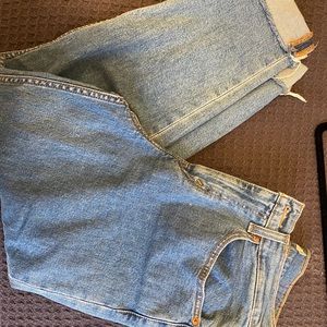 Levi’s mom jean light wash